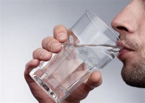 Por qué es mejor beber agua tibia que fría