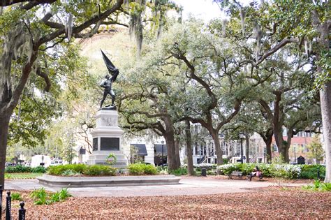5 Historic Squares Worth Walking Through When You Visit Savannah Ga