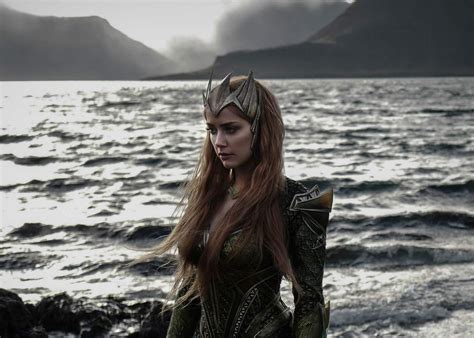 Look Amber Heard In New Mera Costume On Aquaman Set