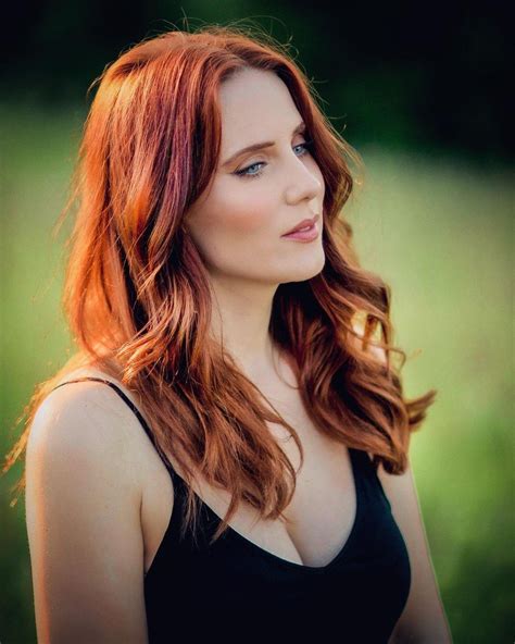 Simone Simons Has Some Pretty Cleavage Scrolller