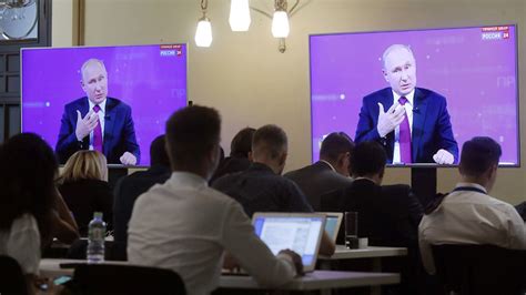 Глава государства планирует ответить на десятки вопросов жителей страны. Тема: "Прямая линия с Владимиром Путиным" - 2021 // Смотрим