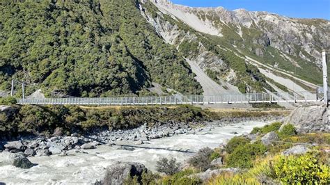Premium Photo The Hooker River In The Valley At The Base Of Aoraki Mt