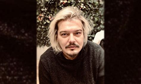 1999'da kendi kurduğu tiyatro roman tiyatrosu'nda profesyonelliğe adım attı. Arda Kural ekranlara geri döndü: İkisi arasında kalınca ...