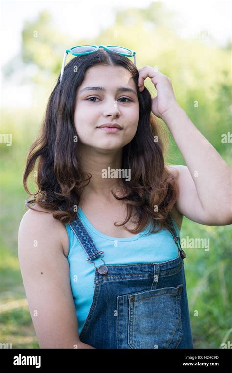 Porträt Von Einem Süßen Teen Girl Im Sommer Stockfotografie Alamy