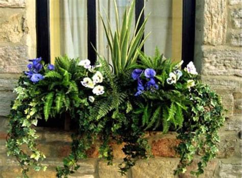 With a range of flower arrangement containers available, from cylinders to bowls and urns, you're sure to find the vase that will work for your floral arrangement or centerpiece. Just a pop of blue - this might be my theme next year ...