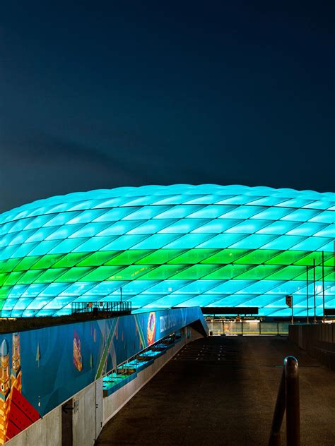 allianz arena farben leuchten fc bayern im finale allianz arena in turkis grun abendzeitung