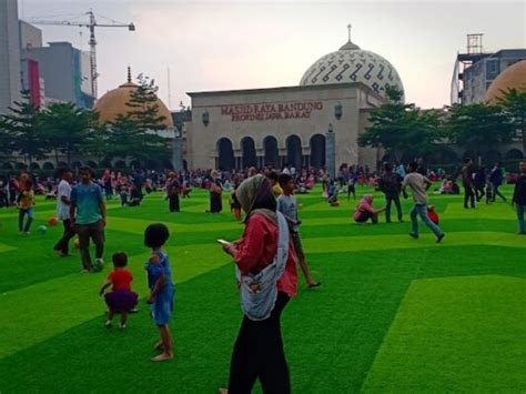 Wisata religi terkenal di indonesia. Yuk Wisata Religi ke Masjid Terbesar di Bandung - Bolu ...