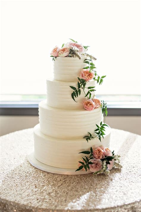 Why You Should Use Fresh Flowers On Your Wedding Cake
