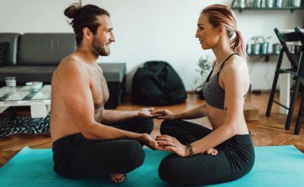 Yoga e sexo conheça 6 benefícios incríveis da prática constante
