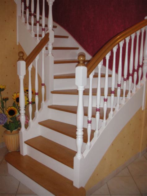 Votre rampe d'escalier constitue une composante importante de l'esthétisme de votre escalier.chez boiseries métropolitaines, nous offrons une multitude de possibilités quant au design de votre rampe d'escalier. Avant - Après | Escalier et sa rambarde sur mesure par Divinox
