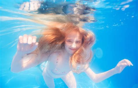muchacha adolescente cabelluda rubia sonriente bajo el agua imagen de archivo imagen de