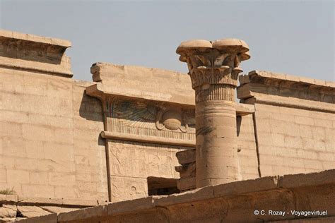 Columna En El Peque O Templo De La Dinast A Xviii Medinet Habu Luxor