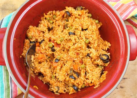 Season with pepper, adobo, garlic powder, oregano and stir. Sofrito Rice in 2020 | Recipes using ground beef, Sofrito ...