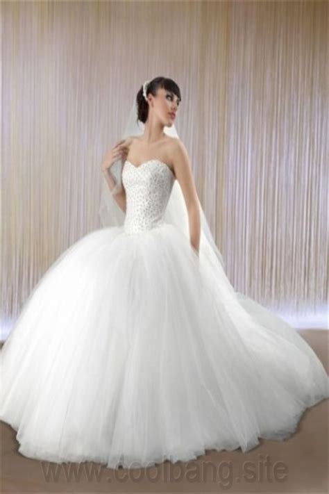 Ich hätte für die komplette brautausstattung mit schleier ( oder sonstigem kopfschmuck). Hochzeitskleid Stickerei Brautkleider lässig en 2020