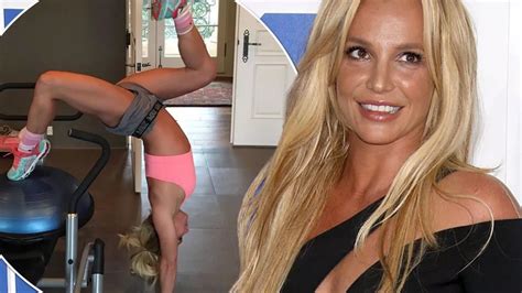 Britney Spears Looks Incredible As She Flashes Toned Body In Flexible