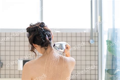 お風呂でシャワーを浴びる若い女性 maroke stock写真素材をフォトグラファーから直接購入できるストックフォトサイト