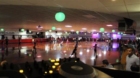 Old School Cool Chicago Roller Skating Rinks Youll Dig Roller