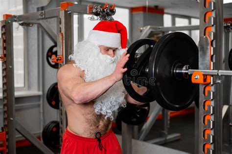 Papai Noel Na Academia Homem Muscular Com Tronco Nu Fazendo Exerc Cios Com Buracos Foto De