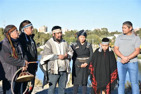 Con El Izamiento De La Bandera Mapuche Tehuelche Comenzó La Semana De