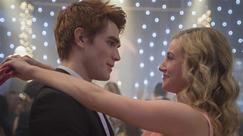 Archie And Betty S Kiss In Riverdale Season 2 Popsugar Entertainment