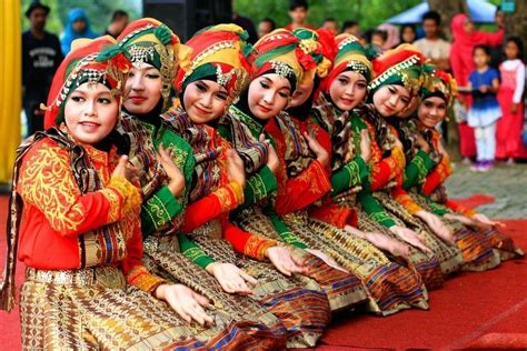 Saman Dance Of Gayo Tribe Indonesia Indonesien Vertikal Und Volkstracht