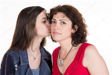 fille aimante baiser sa mère sur la joue — photographie sylv1rob1 © 101932128