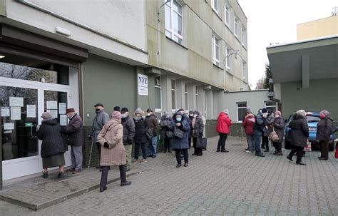 Sprawdź najnowsze i najciekawsze materiały przygotowane przez redakcję w dziale zapisy na szczepienia. Ruszyły zapisy na szczepienia dla seniorów od 70. roku życia. Kolejki do punktów i przeciążona ...
