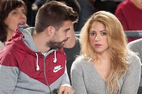 Gerard Piqu Y Su Novia Clara Ch A Mart Van A Ba Ar A Una Piscina Cerca De La Casa De Shakira