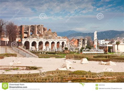 Italien nät törta amfiteater byggde här. Santa Maria Capua Vetere Amphitheater Stock Photo - Image ...