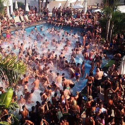 Draußen gibt es ein swimmingpool, der das ganze. PAMBOS NAPA ROCKS POOL PARTY Ayia Napa « Easy Riders ...