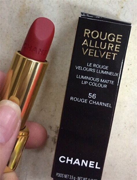 For perfectly defined lips, wear rouge allure velvet with a line of le crayon lèvres in the same shade. SON CHANEL ROUGE ALLURE VELVET màu 56 ROUGE CHARNEL | Son môi