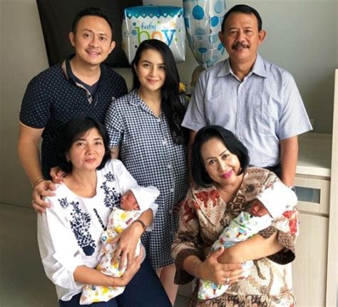 Langkah ibu mengajarkan anak langkah bagaimana_bertahan lebihlama. 5 Artis Ini Punya Anak Kembar. No 5 Sudah Beranjak Dewasa ...