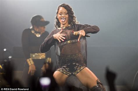 Rihanna Plays Tease In Flowery T Shirt With Not So Sweet Message Daily Mail Online