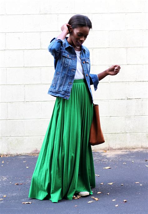 How To Wear A Pleated Maxi Skirt Twenty Something Plus Looks Looks Style Vestidos