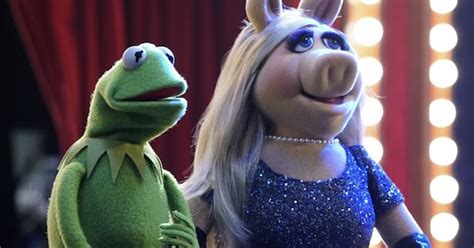 Tv Recaps Reviews Review The Muppets Miss Piggy Debuts Her New