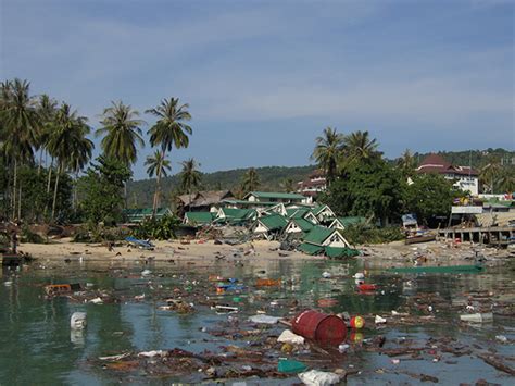 Computer modelling after the tsunami, estimated that waves had reached a height of almost 20m (65ft) in some. The Tsunami in Thailand, 2004 - ShreddersLodge.com