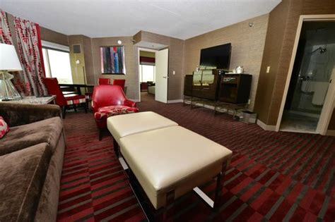 The grand queen and grand king rooms check in at 446 square feet, tower one bedroom suites are larger at 775. Tower One Bedroom Suite - Picture of MGM Grand Hotel and ...