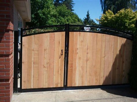 A small wooden fence gate that can be locked with a gate lock. Wood Fence Companies Phoenix Arizona | Fence AZ