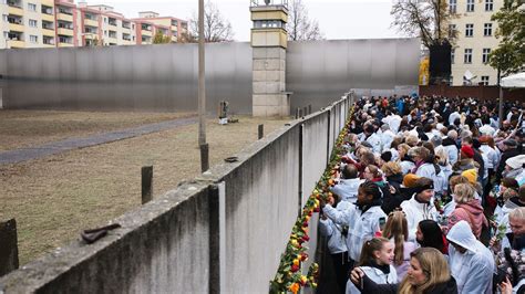 Berlin Wall anniversary: Germany marks 30 years since barrier's fall