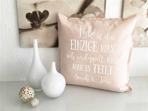 Weitere sprüche zur hochzeit eintragen und an sprueche.de mitarbeiten. Kissen Geschenke für Verliebte mit Namen Spruch Geschenk ...