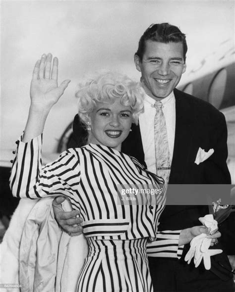 Последние твиты от julia haworth (@juliahaworth). News Photo : American actress Jayne Mansfield and her ...