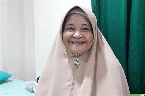 Nenek Ini Ibadah Haji Dengan Modal Jualan Kue Dan Bakso Menunggu 11 Tahun Hingga Berjalan 24