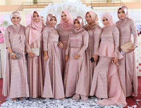 inspirasi gaun bridesmaid muslimah untuk wanita berhijab dengan gambar gaun pakaian pesta