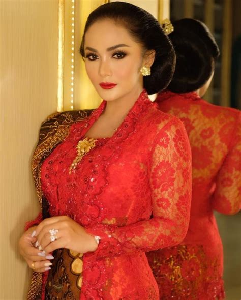 √ 30+ Model Kebaya Merah Maroon Inspirasi Terbaik 2020
