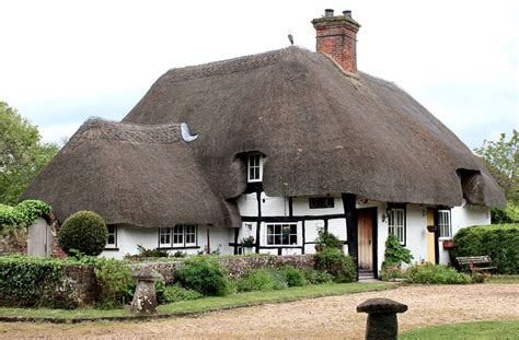 Old Thatched Cottage This Lovely Cottage In Hampshire Date Flickr
