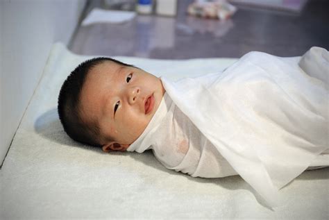 Caring for your baby and young child: Swaddling increases SIDS risk in babies | SBS Life