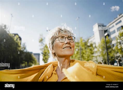 Mujer Sonriendo Fotografías E Imágenes De Alta Resolución Alamy