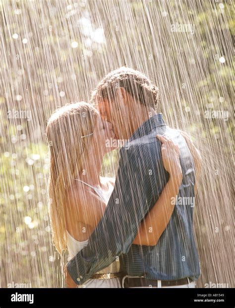 romantisches Paar küssen im Regen Stockfoto Bild Alamy