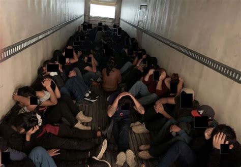 En Cajas Así Transportaban A Cientos De Inmigrantes En La Frontera De