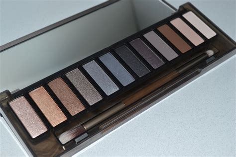 First Look Tutorial Of The Hot New Urban Decay Naked Smoky Palette